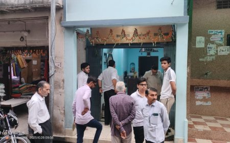 रामगढ़ कस्बे के मैन बाजार में  चोरों ने दो दुकानों के ताले तोड़े:रेडीमेड गोदाम से 2 लाख की चोरी,ज्वेलर्स दुकान में भी चोरी का प्रयास