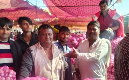 खैरथल की अस्थायी प्याज मंडी में बढ़ी आवक, घटे दामों से किसान परेशान