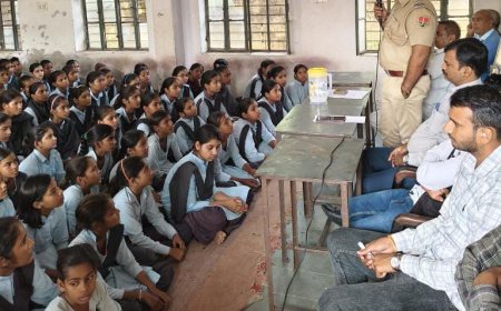 खोह, जांगरू स्कूलों में बच्चों को साइबर अपराध के प्रति पुलिस ने किया जागरूक