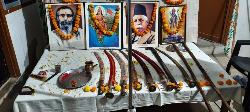 समूची में राष्ट्रीय स्वयंसेवक संघ ने विजयादशमी पर किया शस्त्र पूजन