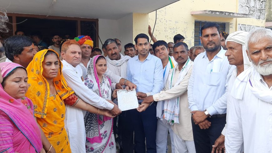 कठूमर में कांग्रेस कार्यकर्ताओं ने सांसद के नेतृत्व में उपखंड अधिकारी को सौंपा ज्ञापन