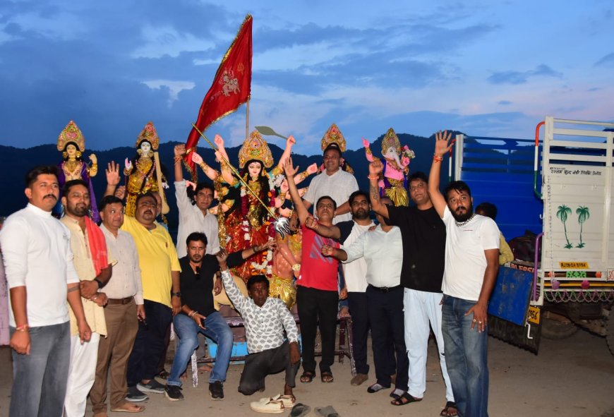 जगदम्बे मंडल ने हर्षोल्लास पूर्वक विधि विधान से माता को दी विदाई:कालकाजी सरोवर में किया विसर्जित