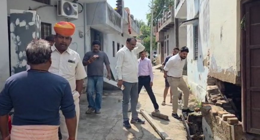 अलवर में बारिश से धंसा फर्श आठ फीट गड्ढा हुआ बुजुर्ग महिला के पैर में लगी चोट भय डर के कारण नहीं घुस रहे परिवार के लोग