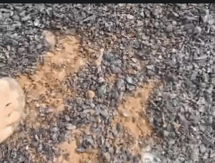 सड़क बनने से पहले ही उखड़ने लगी , ग्रामीणों ने लगाये भ्रष्टाचार के आरोप