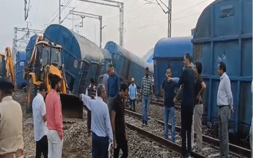 रेलवे ट्रैक से उतरे मालगाड़ी के 3 दर्जन से ज्यादा डिब्बे: सीकर में न्यू रेलवे स्टेशन कॉरिडोर लाइन पर हादसा