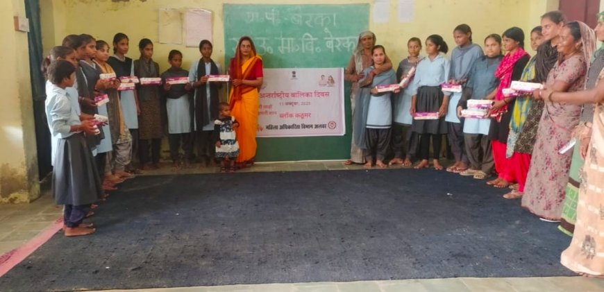 महिला अधिकारिता विभाग द्वारा बेरका स्कूल में मनाया अंतरराष्ट्रीय बालिका दिवस