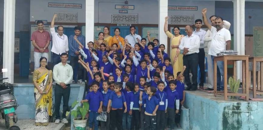 भामाशाह ने बच्चों को ड्रेस वितरित की