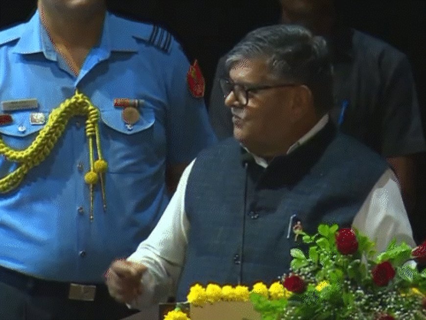 हवाई-जहाज से आता है,वो लोकतंत्र को नहीं समझता -राज्यपाल गुलाबचंद कटारिया