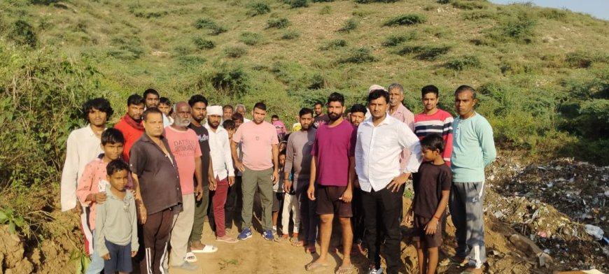 बाल्मीकि बस्ती के समीप नगर पालिका द्वारा कचरा डालने पर जताया विरोध