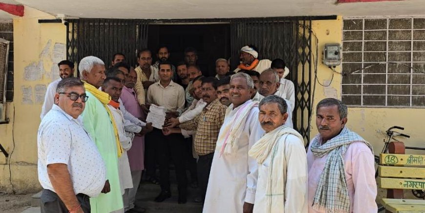 महात्मा ज्योतिबा फुले की मूर्ति स्थापित कराने की मांग को लेकर रामगढ़ एसडीएम को ज्ञापन सौंपा