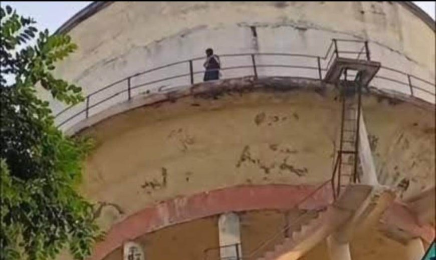 पानी की टंकी पर चढ़ी महिला:दुष्कर्म के मामले में कार्रवाई नहीं होने से थी नाराज