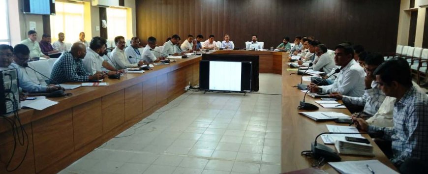 फ्लैगशिप योजनाओं की समीक्षा बैठक:फ्लैगशिप योजनाओं की क्रियान्विति में ढ़िलाई नही बरतें- जिला कलक्टर
