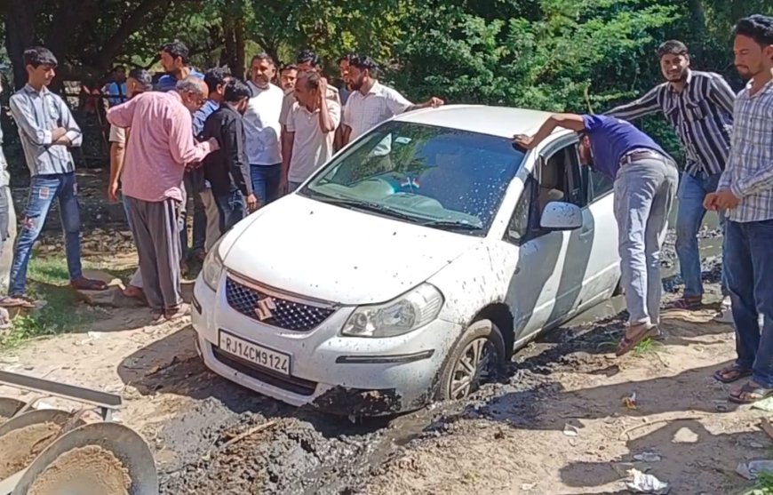 गाड़ी फंसने पर गाड़ी छोड़कर भागे बकरी चोर, गोठड़ा पुलिस ने गाड़ी को किया जप्त, बकरियां बरामद