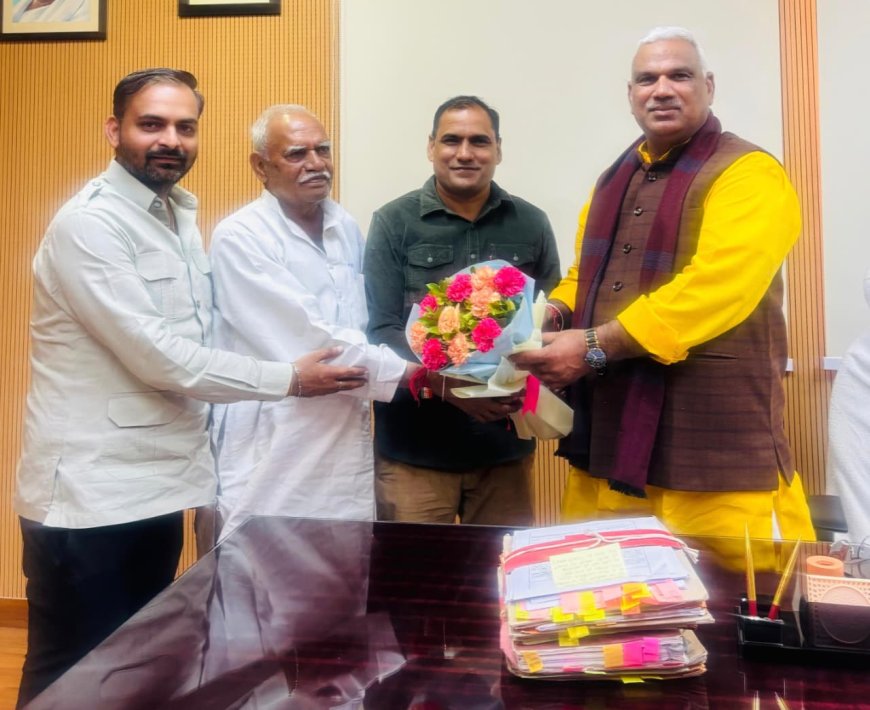 डेनमार्क डोरे से लौटने पर गृह राज्य मंत्री जवाहर सिंह बेढम की गुलदस्ता भेंट कर की आगवानी