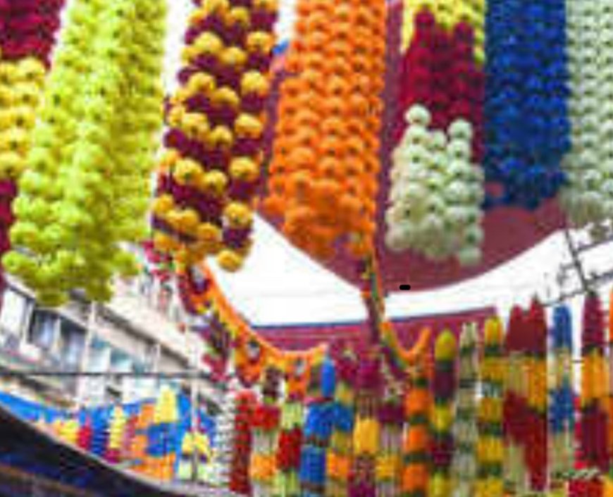 रंग बिरंगी झालरो से अटे बाजार