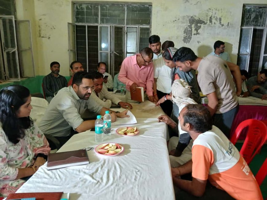 ग्राम नगला बीजा में रात्रि चौपाल में जिला कलक्टर ने सुनी ग्रामीणों की समस्याएं मौके पर किया कई शिकायतों का निस्तारण