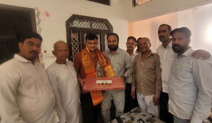 फल बेचने वाले का बेटा बना R.A.S. रामगढ़ का किया नाम रोशन:बधाई देने पहुंचे विधायक सुखवन्त सिंह