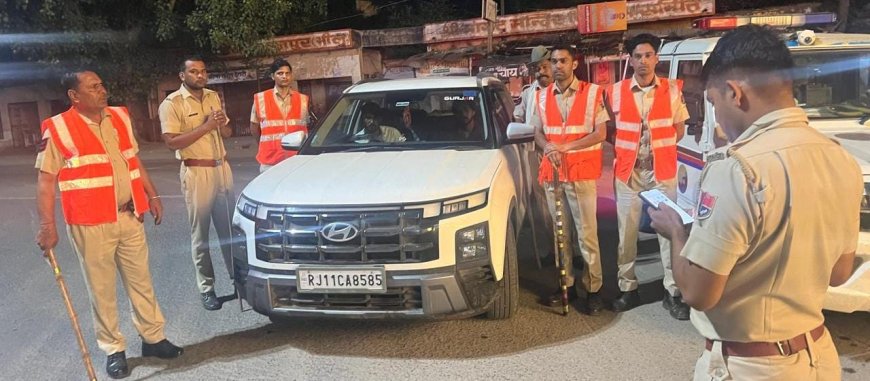 नाकाबंदी के दौरान पुलिस ने संदिग्ध कार से 4 लाख 30 हजार रुपये किए जब्त