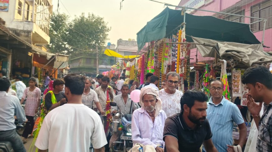 त्योहारों के चलते बाजार गुलजार, दिवाली और धनतेरस पर खूब हो रही खरीदारी