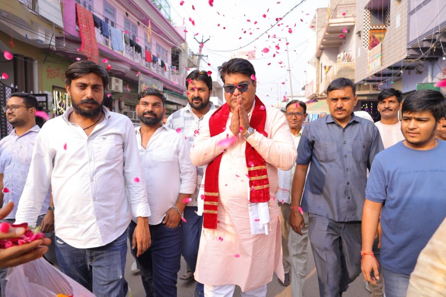 विधायक डॉ. शैलेश सिंह ने दीपावली पर्व पर डीग शहर में पैदल जनसंपर्क कर  शहरवासियों को दी दीपावली की बधाई