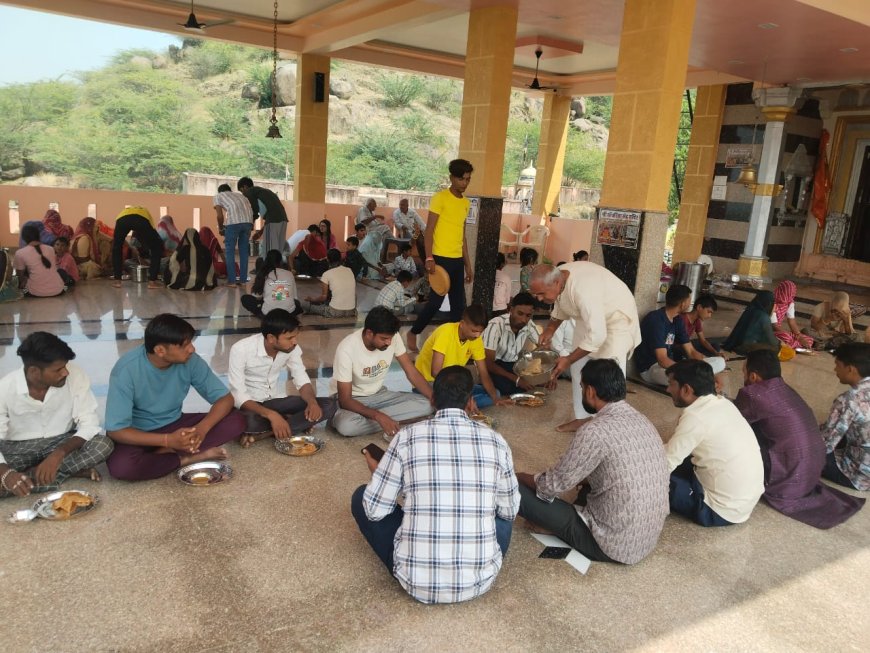 रामगढ़ में गोवर्धन पर्व बड़ी धूमधाम से मनाया. मंदिरों में भक्तों ने खाया प्रसाद