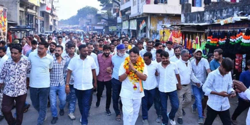 कांग्रेस नेताओं ने प्रमोद जैन भाया पक्ष में जनसंपर्क किया