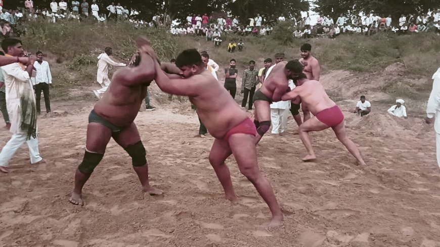 नगला कप्तान में कुश्ती दंगल, पहलवानों ने दिखाए दावपेच