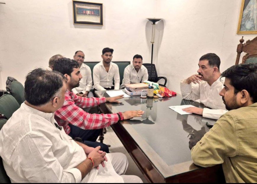 छात्र अजीत चौधरी के परिवारजन कांग्रेस पार्टी के भंवर जितेंद्र सिंह से मिले