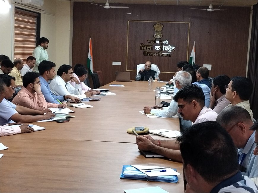 खैरथल-तिजारा में  जिला कलेक्टर ने ली साप्ताहिक समीक्षा बैठक