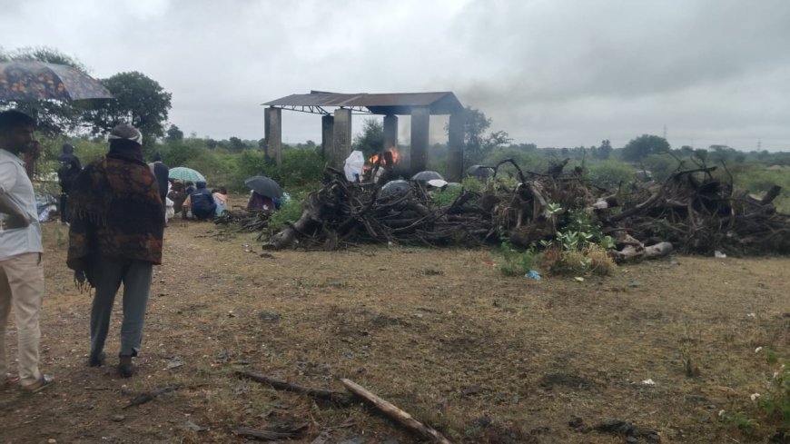 सालरा गाँव नगर निगम के वार्ड नंबर 56 में मोक्ष धाम और विश्राम गृह की कमी के चलते बारिश में अंतिम संस्कार में हो रही समस्याएं