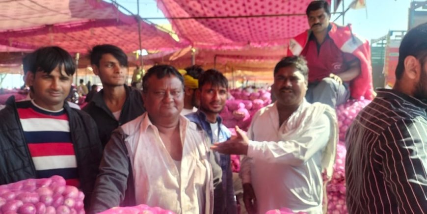खैरथल की अस्थायी प्याज मंडी में बढ़ी आवक, घटे दामों से किसान परेशान