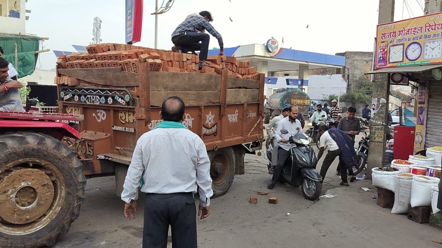 कस्बे में अवैध वाहनों के संचालन से बड़ी दुर्घटना होने का अंदेशा