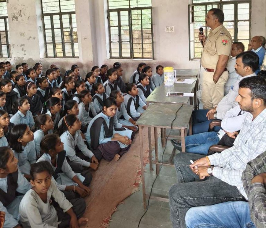 खोह, जांगरू स्कूलों में बच्चों को साइबर अपराध के प्रति पुलिस ने किया जागरूक