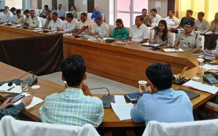 सप्ताहिक समीक्षा  बैठक आयोजित, सभी अधिकारी विभागीय योजनों में नवाचार अपनाऐं-जिला कलक्टर