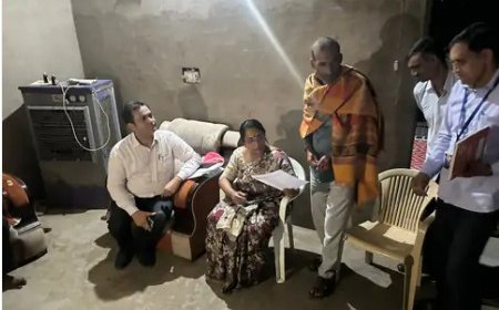 मतदाता के घर पहुंची जिला कलेक्टर, गहन पुनरीक्षण प्रपत्र भरवाया
