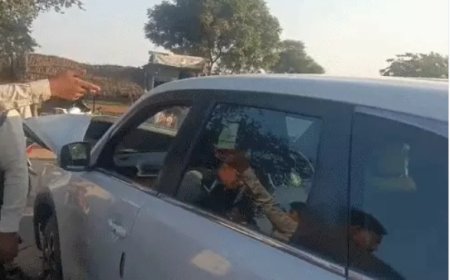 टायर फटने से पिकअप कार से टकराई: कार का आगे का हिस्सा क्षतिग्रस्त, चार टीचर बाल-बाल बचे