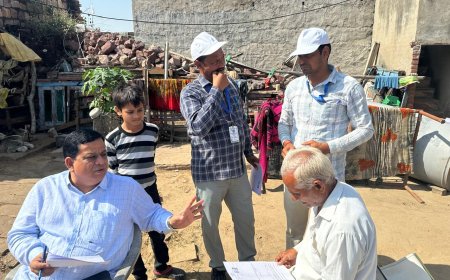मतदाता सूचियों का गहन पुनरीक्षण कार्यक्रम को जांचने अधिकारी पहुंचे गांव-गांव