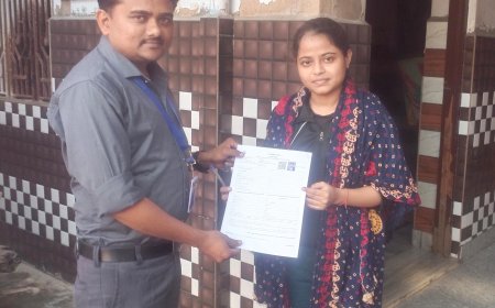 कठूमर कस्बे की भाग संख्या 112 के BLO हेमंत कुमार ने घर-घर पहुँचकर बांटे परिगणना पत्र