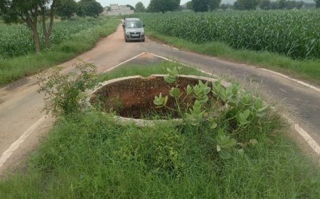 सड़क के मध्य मौत का कुआ होने से बड़े हादसा होने की बनी रहती है संभावना