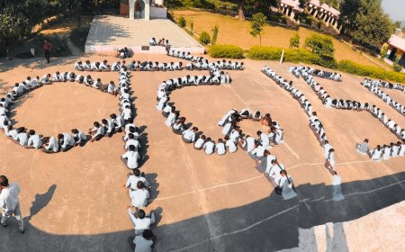 वंदे मातरम् की 150 वी वर्षगांठ पर मानव श्रृंखला बनाकर तिरंगा रैली निकाली