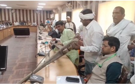 जिला परिषद की बैठक में खेत का हल लेकर पहुंचे किसानों की समस्या का हल निकालने