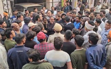 जेसीबी लेकर कच्चा कुंडा कॉलोनी में अतिक्रमण हटाने पहुंचे नगर निगम के अधिकारी,  लोगों में सनसनी