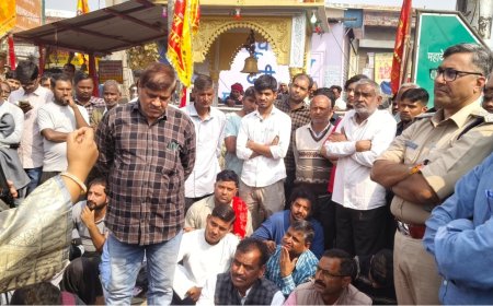 फायरिंग घटना से व्यापारियों में रोष, बाजार बंद रख महादेव चौक पर दिया धरना, सीओ के आश्वासन पर धरना समाप्त