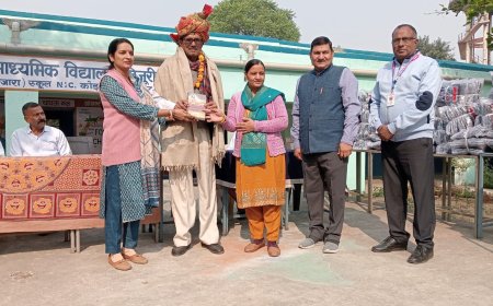 सेवानिवृत्त शिक्षक ने विद्यार्थियों के लिए 101740 रूपये के गर्म स्वेटर किए भेंट