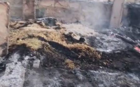 आगजनी से हुआ घर खाक, परिवार आया आसमान तले