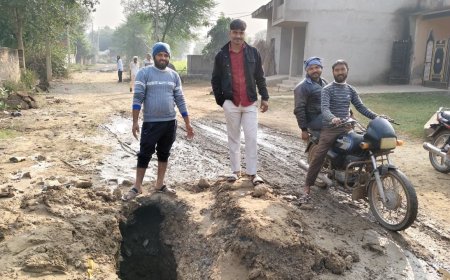 सालवाडी में पाइपलाइन फटी, हजारों लीटर पानी बर्बाद :अधिकारियों की लापरवाही से सड़कों पर बह रहा पानी