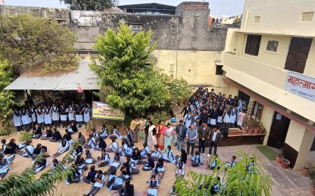 छात्राओं की श्रृंखला से संविधान बनाकर, दिलाई जागरूकता शपथ