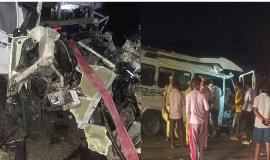 खड़े ट्रेलर में घुसी तेज रफ्तार टूरिस्ट बस, 18 लोगो की मौत