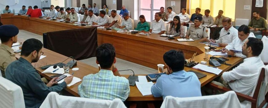 सप्ताहिक समीक्षा  बैठक आयोजित, सभी अधिकारी विभागीय योजनों में नवाचार अपनाऐं-जिला कलक्टर