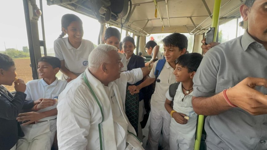 गृह राज्य मंत्री  जवाहर सिंह बेढ़म ने बच्चों संग स्कूल बस में किया 15 किमी सफर